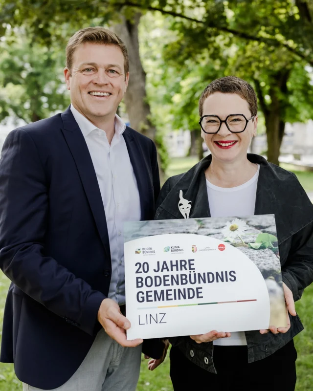 🌱→ 🌳 Schritt für Schritt zu mehr Grün: Jede*r Zweite in OÖ lebt bereits in einer Bodenbündnis-Gemeinde & Linz feiert heute 20 Jahre Einsatz für Boden und Natur.

Das sind Good News, denn: Mehr Gemeinden im Bodenbündnis – mehr Schutz für Klima und Natur! 🥳💪

#goodnews #oberösterreich #linz #klimaschutz